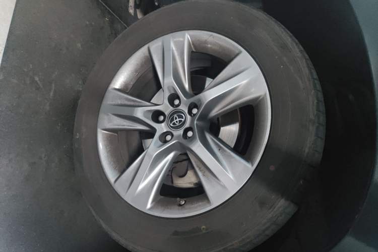 Used Toyota Highlander 2018 2.0T Four-Wheel Drive Luxury Version 7 Seats China VI Standard Right Front Wheel Hub