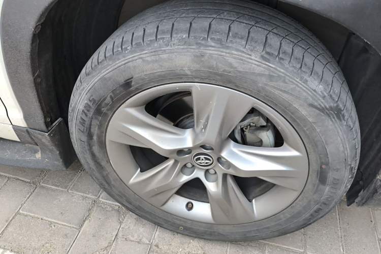 Used Toyota Highlander 2018 2.0T Four-Wheel Drive Luxury Edition 7 Seats China V Emission Standard Right Front Wheel Hub