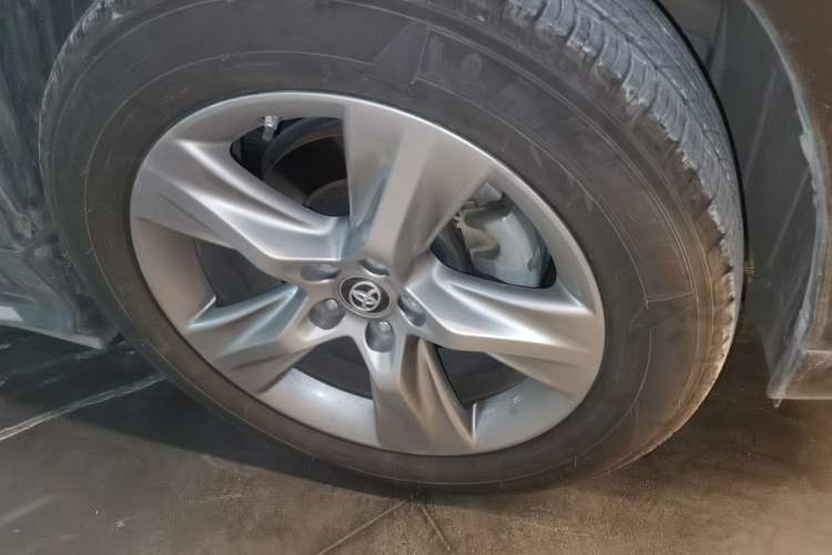 Used Toyota Highlander 2018 2.0T Four-Wheel Drive Ultimate Edition 7-Seater Emission Standard China V Right Front Wheel Hub