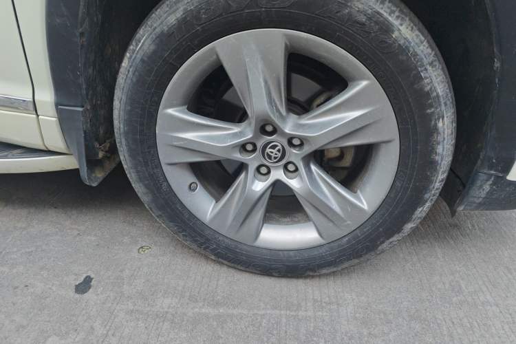 Used Toyota Highlander 2018 2.0T Four-Wheel Drive Luxury Edition 7 Seats China V Emission Standard Right Front Wheel Hub