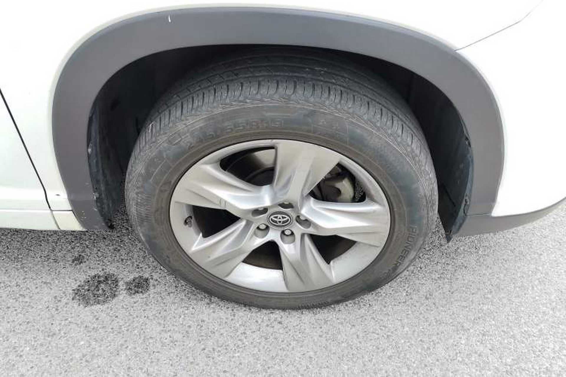 Used Toyota Highlander 2018 2.0T Four-Wheel Drive Luxury Edition 7 Seats China V Emission Standard Right Front Wheel Hub