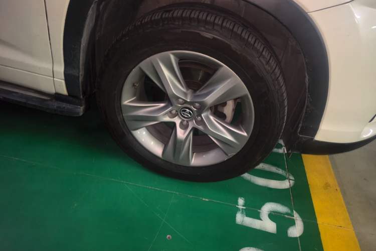 Used Toyota Highlander 2018 2.0T Four-Wheel Drive Supreme Edition 7-Seater China VI Right Front Wheel Hub