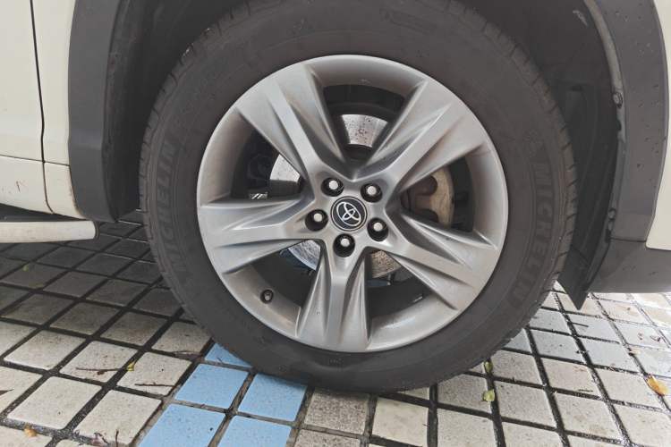 Used Toyota Highlander 2018 2.0T Four-Wheel Drive Prestige Version 7 Seats China VI Standard Right Front Wheel Hub