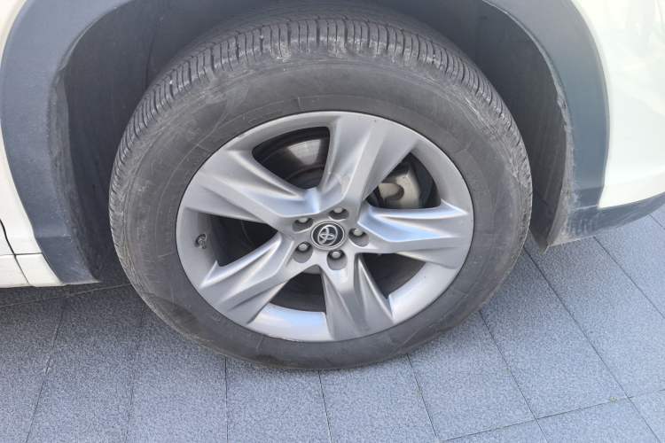Used Toyota Highlander 2018 2.0T Four-Wheel Drive Luxury Edition 7 Seats China V Emission Standard Right Front Wheel Hub
