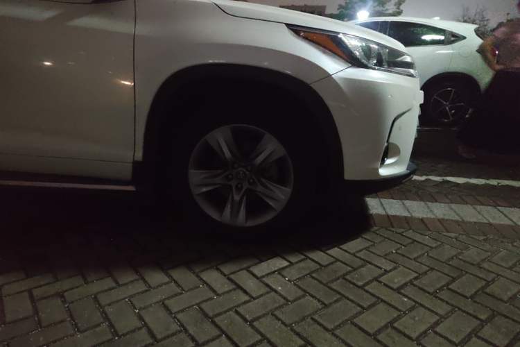 Used Toyota Highlander 2018 2.0T Two-Wheel Drive Luxury Edition 7 Seats China VI Standard Right Front Wheel Hub