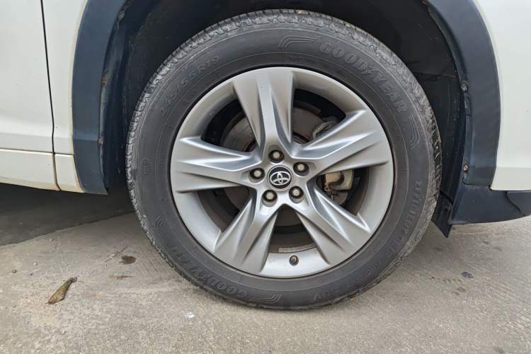 Used Toyota Highlander 2018 2.0T Four-Wheel Drive Luxury Edition 7 Seats China V Emission Standard Right Front Wheel Hub