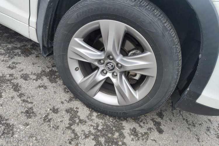 Used Toyota Highlander 2018 2.0T Four-Wheel Drive Prestige Version 7 Seats China VI Standard Right Front Wheel Hub