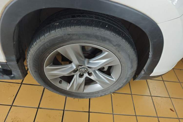 Used Toyota Highlander 2018 2.0T Four-Wheel Drive Luxury Edition 7 Seats China V Emission Standard Right Front Wheel Hub