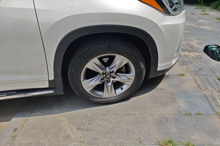 Used Toyota Highlander 2018 2.0T Four-Wheel Drive Supreme Edition 7-Seater China VI Right Front Wheel Hub
