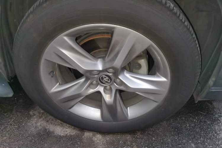 Used Toyota Highlander 2018 2.0T Four-Wheel Drive Luxury Edition 7 Seats China V Emission Standard Right Front Wheel Hub
