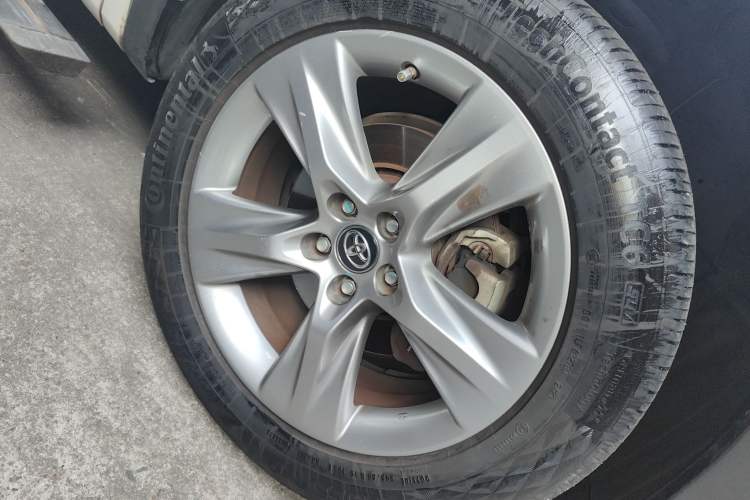 Used Toyota Highlander 2018 2.0T Four-Wheel Drive Prestige Version 7 Seats China VI Standard Right Front Wheel Hub
