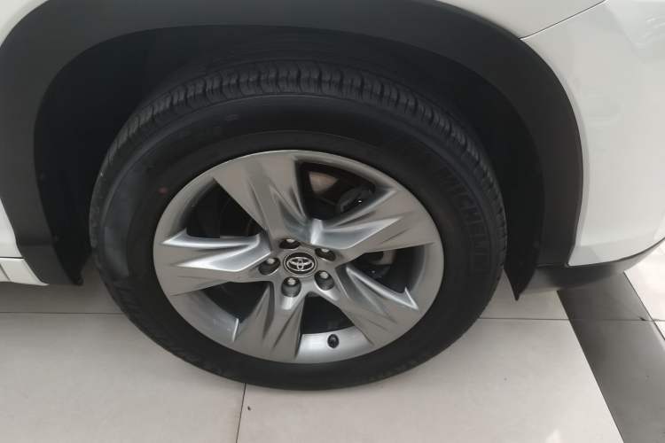 Used Toyota Highlander 2018 2.0T Four-Wheel Drive Luxury Edition 7 Seats China V Emission Standard Right Front Wheel Hub