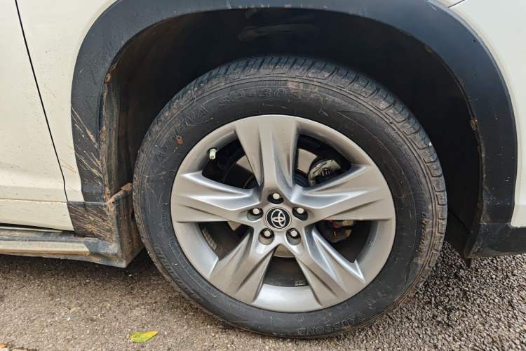 Used Toyota Highlander 2018 2.0T Four-Wheel Drive Prestige Version 7 Seats China V Emission Standard Right Front Wheel Hub