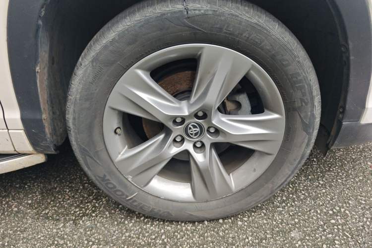 Used Toyota Highlander 2018 2.0T Four-Wheel Drive Prestige Version 7 Seats China VI Standard Right Front Wheel Hub