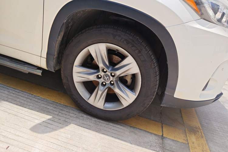 Used Toyota Highlander 2018 2.0T Four-Wheel Drive Prestige Version 7 Seats China VI Standard Right Front Wheel Hub