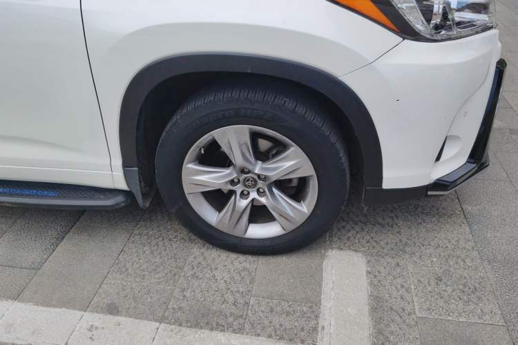 Used Toyota Highlander 2018 2.0T Four-Wheel Drive Prestige Version 7 Seats China VI Standard Right Front Wheel Hub