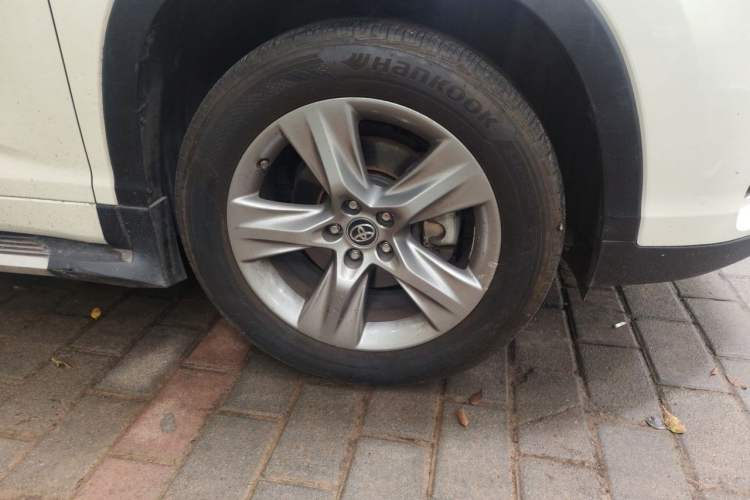 Used Toyota Highlander 2018 2.0T Four-Wheel Drive Prestige Version 7 Seats China V Emission Standard Right Front Wheel Hub