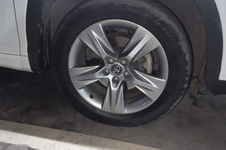 Used Toyota Highlander 2018 2.0T Four-Wheel Drive Luxury Version 7 Seats China VI Standard Right Front Wheel Hub