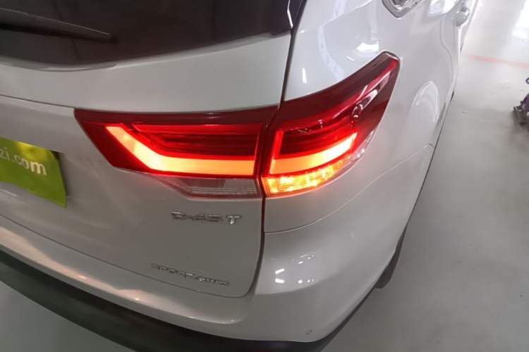 Used Toyota Highlander 2018 2.0T Four-Wheel Drive Luxury Version 7 Seats China VI Standard Right Rear Taillight