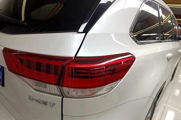 Used Toyota Highlander 2018 2.0T Four-Wheel Drive Luxury Version 7 Seats China VI Standard Right Rear Taillight
