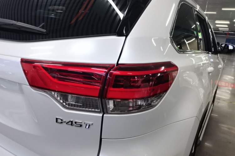 Used Toyota Highlander 2018 2.0T Four-Wheel Drive Luxury Version 7 Seats China VI Standard Right Rear Taillight