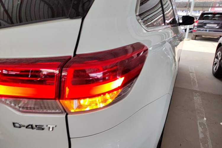 Used Toyota Highlander 2018 2.0T Four-Wheel Drive Luxury Version 7 Seats China VI Standard Right Rear Taillight