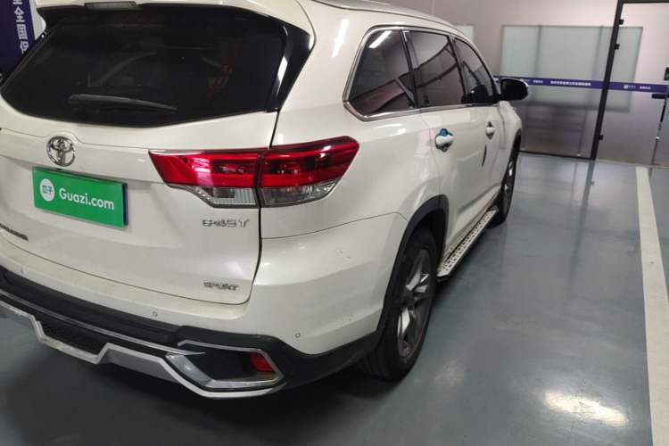 Used Toyota Highlander 2018 2.0T Two-Wheel Drive Luxury Edition 7 Seats China VI Standard Right Rear Taillight