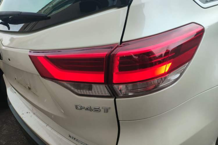 Used Toyota Highlander 2018 2.0T Four-Wheel Drive Ultimate Edition 7-Seater Emission Standard China V Right Rear Taillight