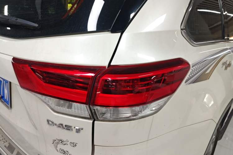 Used Toyota Highlander 2018 2.0T Four-Wheel Drive Luxury Version 7 Seats China VI Standard Right Rear Taillight