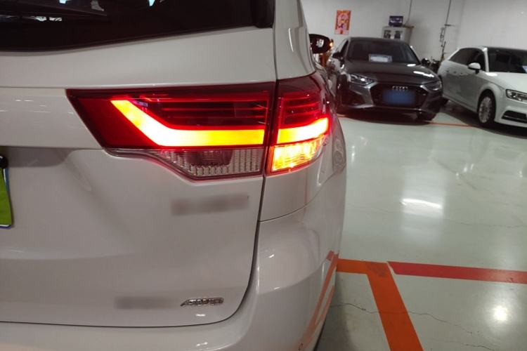 Used Toyota Highlander 2018 2.0T Four-Wheel Drive Luxury Edition 7 Seats China V Emission Standard Right Rear Taillight
