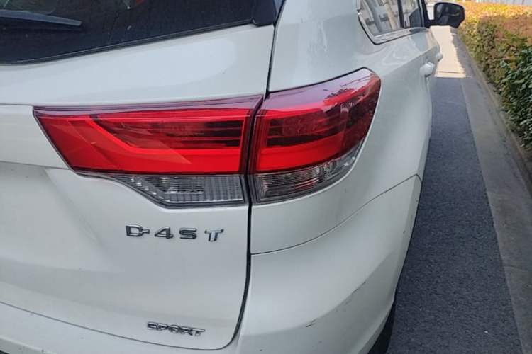 Used Toyota Highlander 2018 2.0T Two-Wheel-Drive Luxury Edition 7 Seats Emission Standard China V Right Rear Taillight