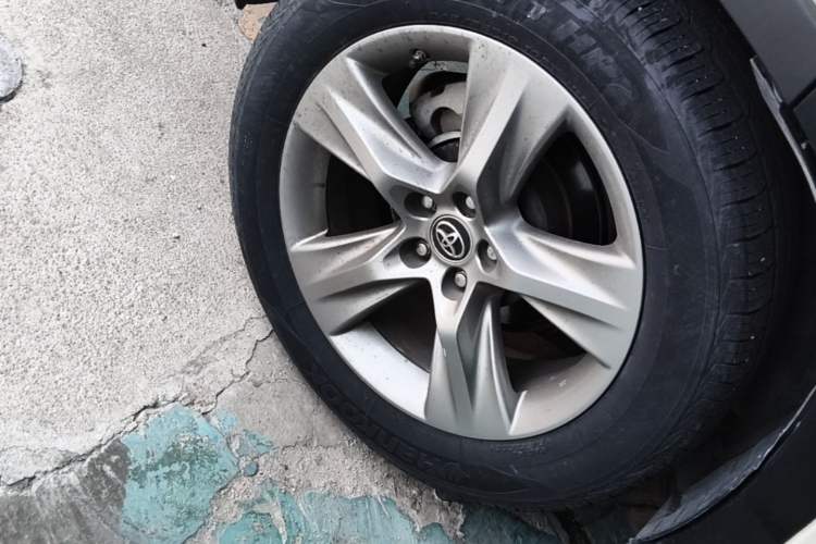 Used Toyota Highlander 2018 2.0T Four-Wheel Drive Prestige Version 7 Seats China V Emission Standard Right Rear Wheel Hub