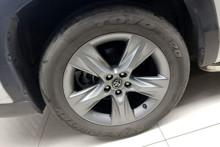 Used Toyota Highlander 2018 2.0T Four-Wheel Drive Luxury Version 7 Seats China VI Standard Right Rear Wheel Hub