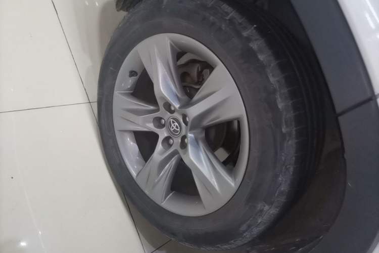 Used Toyota Highlander 2018 2.0T Four-Wheel Drive Luxury Version 7 Seats China VI Standard Right Rear Wheel Hub