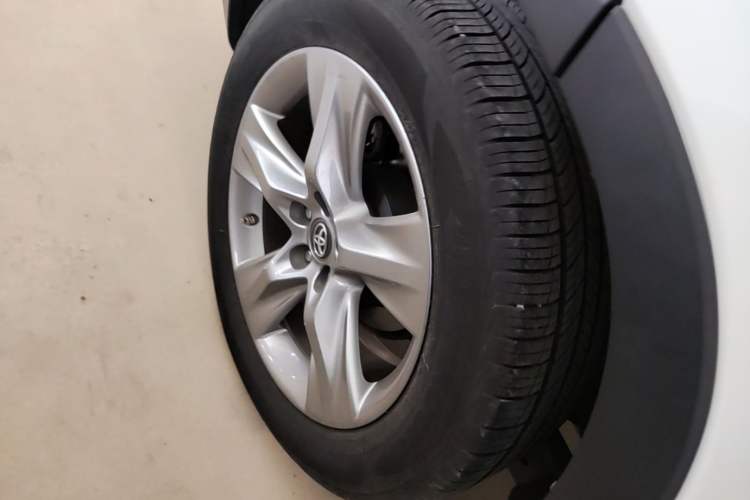 Used Toyota Highlander 2018 2.0T Four-Wheel Drive Luxury Version 7 Seats China VI Standard Right Rear Wheel Hub
