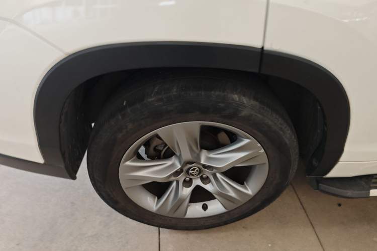 Used Toyota Highlander 2018 2.0T Two-Wheel-Drive Luxury Edition 7 Seats Emission Standard China V Right Rear Wheel Hub