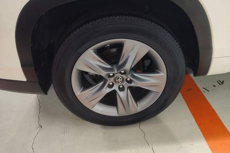 Used Toyota Highlander 2018 2.0T Four-Wheel Drive Luxury Edition 7 Seats China V Emission Standard Right Rear Wheel Hub