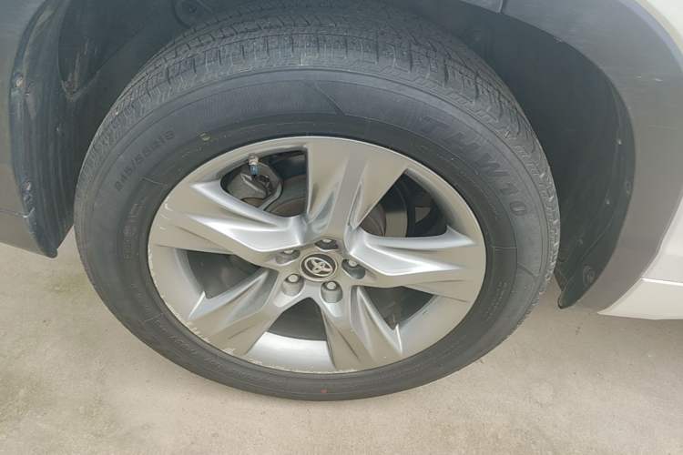 Used Toyota Highlander 2018 2.0T Four-Wheel Drive Luxury Edition 7 Seats China V Emission Standard Right Rear Wheel Hub