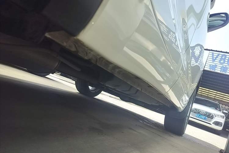 Used Toyota Highlander 2018 2.0T Four-Wheel Drive Luxury Edition 7 Seats China V Emission Standard Right Side Sill