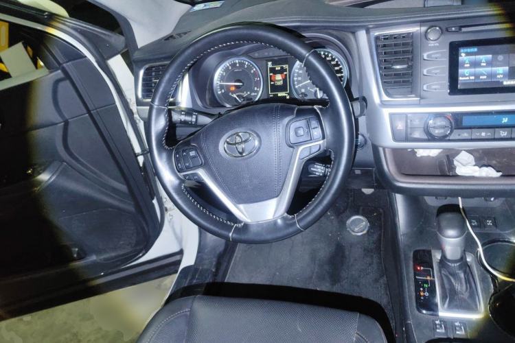 Used Toyota Highlander 2018 2.0T Four-Wheel Drive Luxury Edition 7 Seats China V Emission Standard Steering Wheel