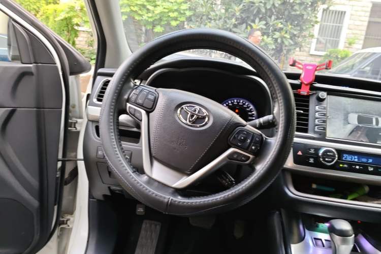 Used Toyota Highlander 2018 2.0T Four-Wheel Drive Luxury Edition 7 Seats China V Emission Standard Steering Wheel