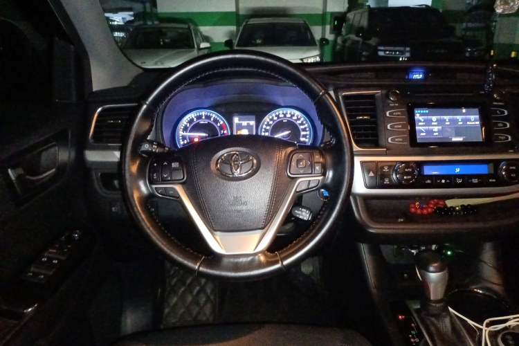 Used Toyota Highlander 2018 2.0T Four-Wheel Drive Luxury Edition 7 Seats China V Emission Standard Steering Wheel