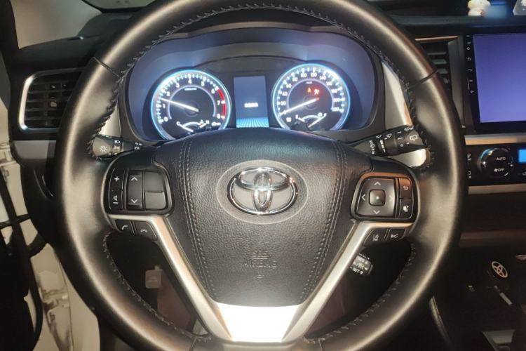 Used Toyota Highlander 2018 2.0T Four-Wheel Drive Luxury Version 7 Seats China VI Standard Steering Wheel