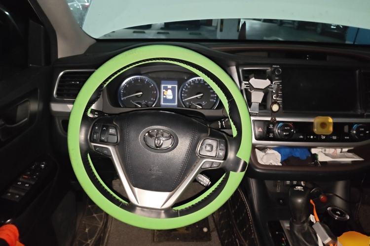 Used Toyota Highlander 2018 2.0T Two-Wheel-Drive Luxury Edition 7 Seats Emission Standard China V Steering Wheel