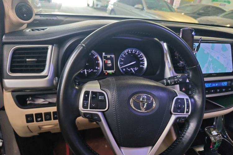 Used Toyota Highlander 2018 2.0T Four-Wheel Drive Luxury Version 7 Seats China VI Standard Steering Wheel