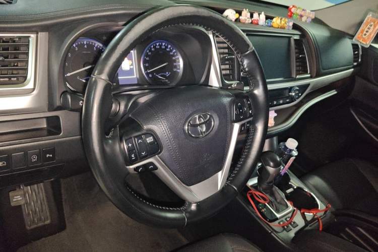 Used Toyota Highlander 2018 2.0T Four-Wheel Drive Luxury Edition 7 Seats China V Emission Standard Steering Wheel