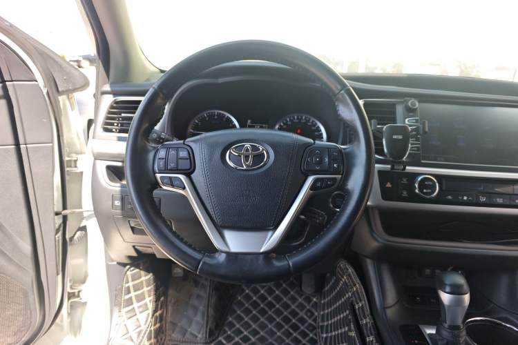 Used Toyota Highlander 2018 2.0T Four-Wheel Drive Luxury Edition 7 Seats China V Emission Standard Steering Wheel
