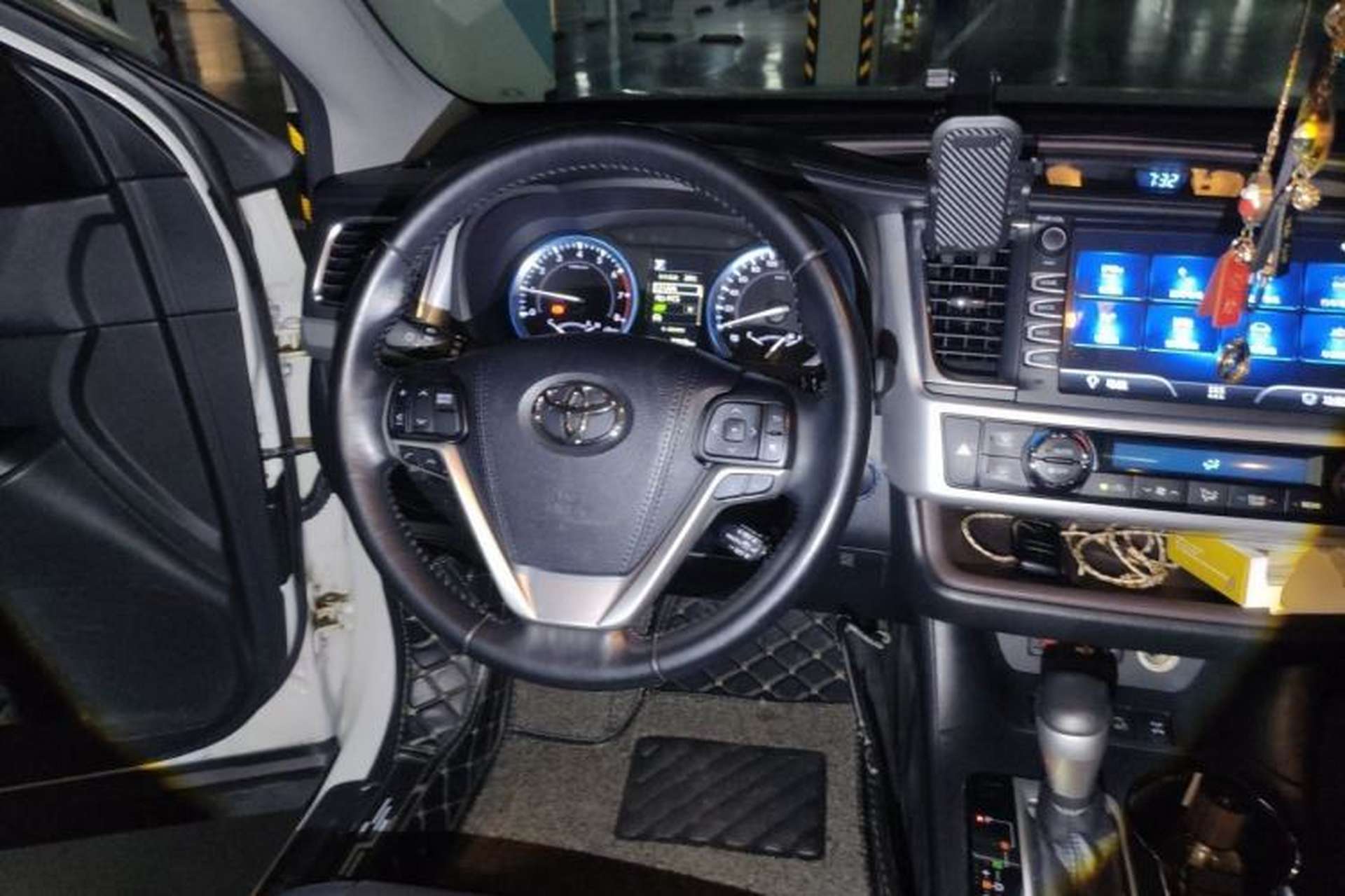 Used Toyota Highlander 2018 2.0T Four-Wheel Drive Luxury Edition 7 Seats China V Emission Standard Steering Wheel