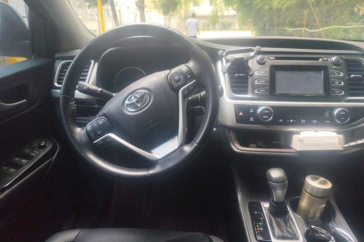 Used Toyota Highlander 2018 2.0T Four-Wheel Drive Luxury Version 7 Seats China VI Standard Steering Wheel