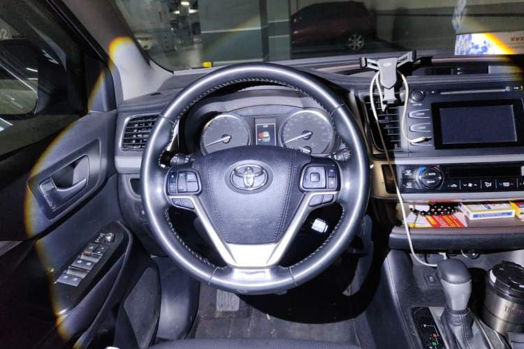 Used Toyota Highlander 2018 2.0T Four-Wheel Drive Luxury Edition 7 Seats China V Emission Standard Steering Wheel